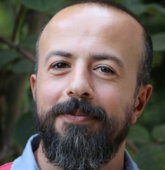 man wearing blue and red collared shirt